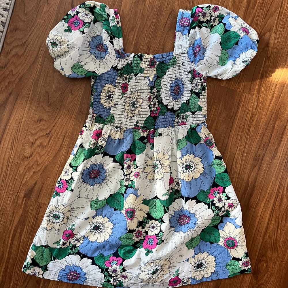 Girls flower pattern dress like new!